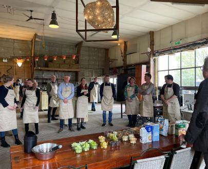 peter klosse en groep in schort